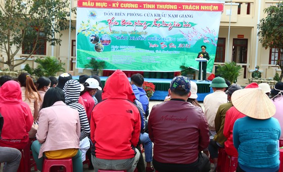 Mang tết đến cho đồng bào vùng biên ảnh 2