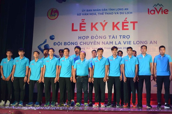 Tài trợ 10 tỷ đồng cho Đội bóng chuyền nam Long An ảnh 1