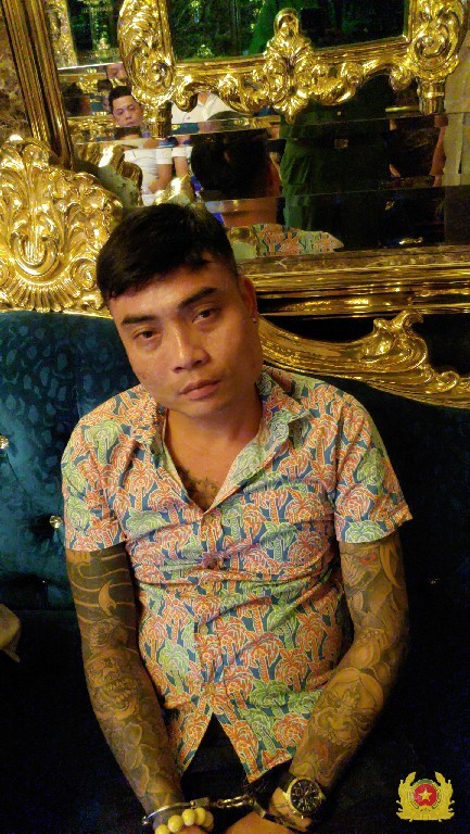 Vụ hàng chục người dương tính với ma tuý ở cơ sở karaoke tại Tiền Giang: thu giữ thêm súng, đạn và nhiều gói bột trắng ảnh 1