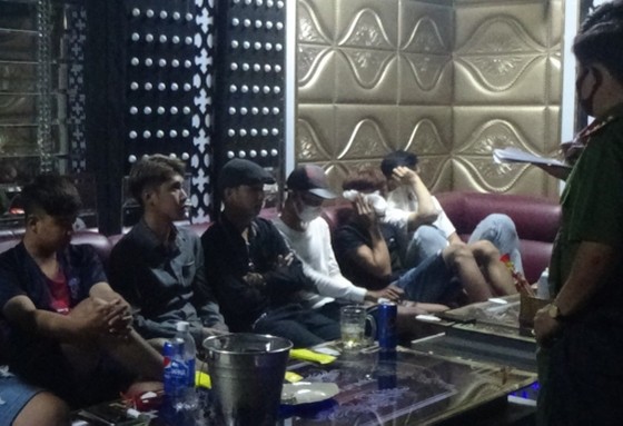 Phát hiện 9 người dương tính với ma tuý tại quán karaoke ảnh 1