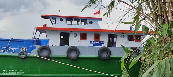 Tìm kiếm sà lan bị chìm trong vụ tai nạn giao thông trên sông Tiền ảnh 1