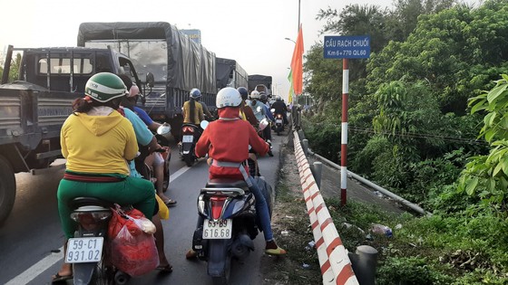 ĐBSCL: Giao thông ùn ứ nghiêm trọng trong ngày đầu nghỉ lễ ảnh 1