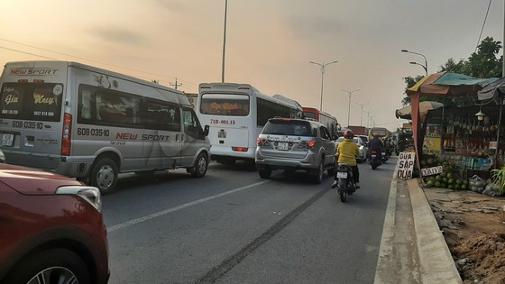ĐBSCL: Giao thông ùn ứ nghiêm trọng trong ngày đầu nghỉ lễ ảnh 2