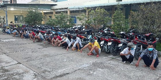 Bắt quả tang nhóm đối tượng tổ chức đá gà ăn tiền tại Tiền Giang ảnh 1