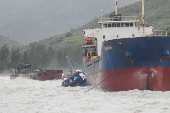 Quảng Bình: Hàng chục tàu chìm trong vịnh Hòn La ảnh 8