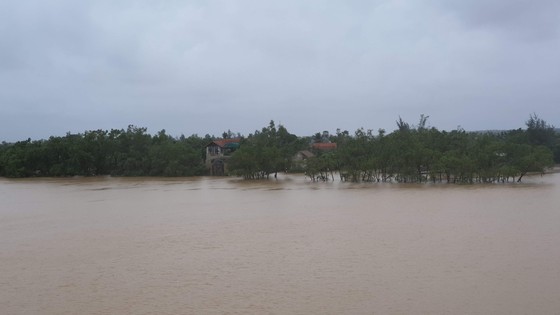 Lũ lớn chia cắt nhiều địa phương ở Quảng Bình ảnh 1