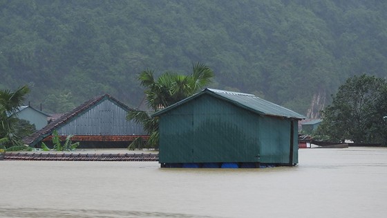 Mưa lớn, lũ dâng ngập Tân Hóa vượt mốc năm 2016 ảnh 11