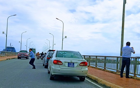4 tài xế bị phạt nguội khi dừng đỗ trên cầu Nhật Lệ 1 ảnh 1