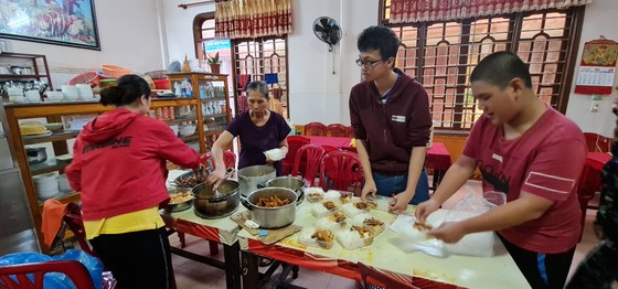 Cụ ông bật khóc nhận suất cơm nóng giữa mênh mông nước bạc ảnh 13