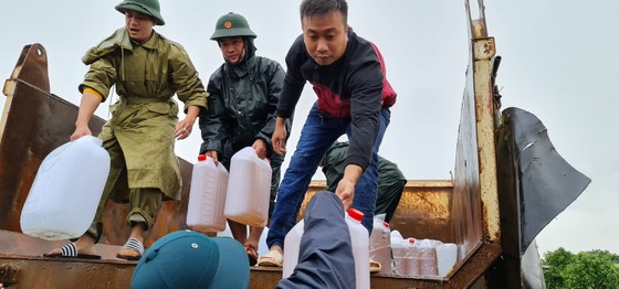 Cụ ông bật khóc nhận suất cơm nóng giữa mênh mông nước bạc ảnh 16