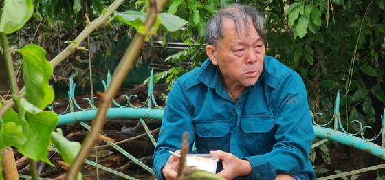 Cụ ông bật khóc nhận suất cơm nóng giữa mênh mông nước bạc ảnh 1