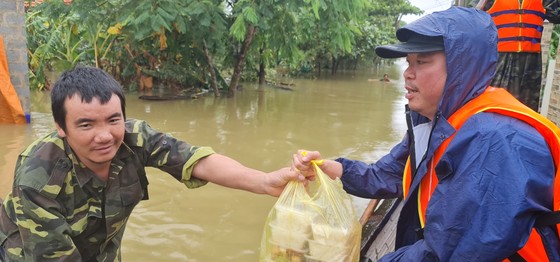 Cụ ông bật khóc nhận suất cơm nóng giữa mênh mông nước bạc ảnh 2