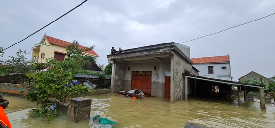 Cụ ông bật khóc nhận suất cơm nóng giữa mênh mông nước bạc ảnh 6