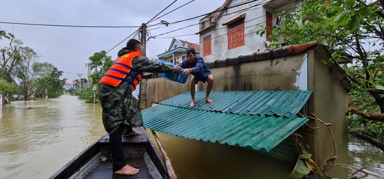 Cụ ông bật khóc nhận suất cơm nóng giữa mênh mông nước bạc ảnh 8