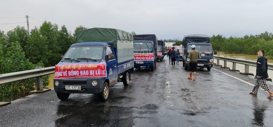 Cụ ông bật khóc nhận suất cơm nóng giữa mênh mông nước bạc ảnh 11