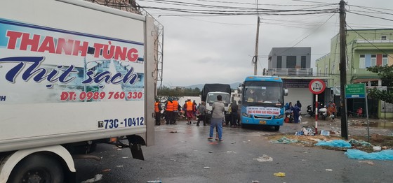 Cụ ông bật khóc nhận suất cơm nóng giữa mênh mông nước bạc ảnh 12