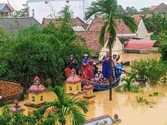 Thủ tướng Nguyễn Xuân Phúc làm việc với các tỉnh miền Trung về khắc phục hậu quả cơn lũ lịch sử ảnh 4