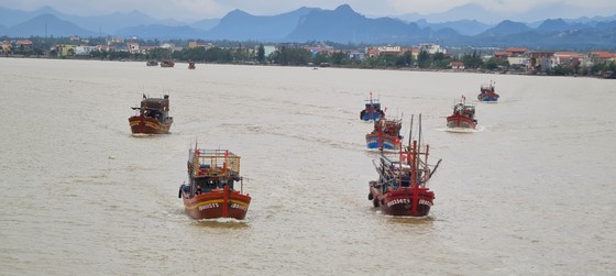 Bão qua đi, hàng trăm tàu thuyền về neo sông Nhật Lệ chờ ngày ra khơi trở lại ảnh 1