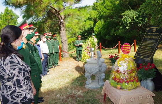 Bộ Quốc phòng tặng phần mềm 3D về Cuộc đời và sự nghiệp của Đại tướng Võ Nguyên Giáp cho tỉnh Quảng Bình ảnh 2