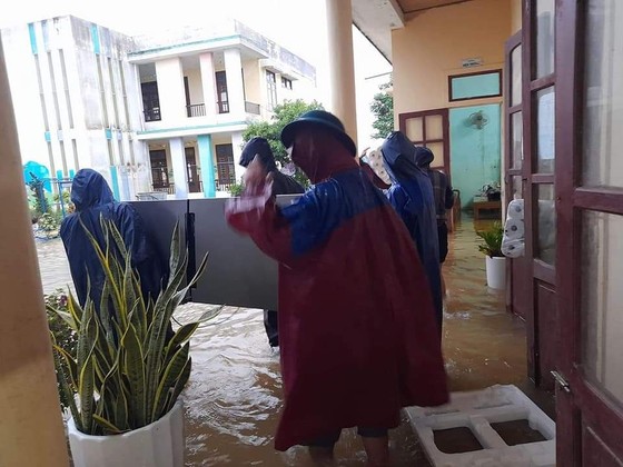 Quảng Bình: Lũ lên mức báo động III, hàng ngàn ngôi nhà bị ngập lụt ảnh 7