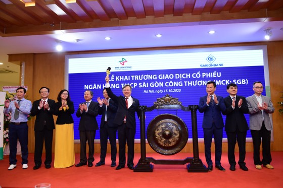 Sáng nay, 15-10, tại Sở Giao dịch Chứng khoán Hà Nội (HNX), Ngân hàng Thương mại cổ phần Sài Gòn Công thương (SaigonBank) tiến hành khai trương giao dịch cổ phiếu SaigonBank trên UPCoM với mã chứng khoán SGB. ảnh 1