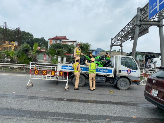 Tạm giữ 9 xe phân khối lớn đi vào cao tốc Hà Nội - Thái Nguyên ảnh 1