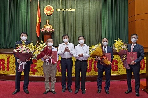 Trao quyết định cho 2 tân Thứ trưởng Bộ Tài chính ảnh 1