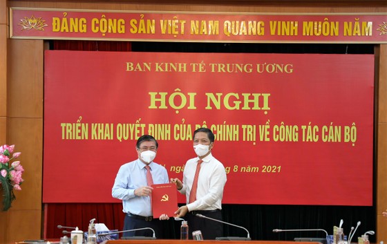 Trao quyết định Phó Trưởng Ban Kinh tế Trung ương cho đồng chí Nguyễn Thành Phong ảnh 1