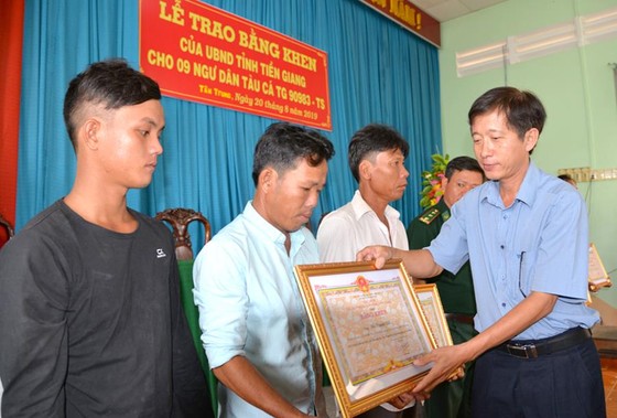 Nhóm thuyền viên cứu 22 ngư dân Philippines được khen thưởng ảnh 2