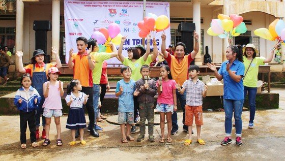 Mang “Áo trắng đến trường” cho hàng trăm học sinh nghèo Đắk Nông ảnh 5