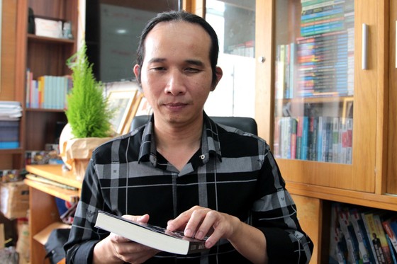 Nhắm mắt nhìn sao, lăng kính của ánh sáng không màu ảnh 1
