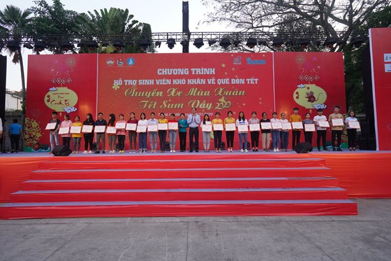 Ấm tình "Chuyến xe mùa xuân" ảnh 1