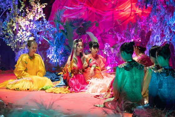 Hoàng Thuỳ Linh trở lại sắc sảo với MV 'Kẻ cắp gặp bà già' ảnh 3
