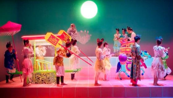Hoàng Thuỳ Linh trở lại sắc sảo với MV 'Kẻ cắp gặp bà già' ảnh 4