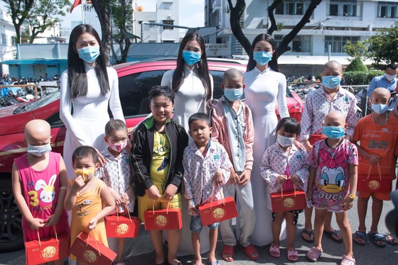 Hoa hậu Tiểu Vy, Phương Nga, Thúy An tặng quà trung thu cho bệnh nhi ảnh 1