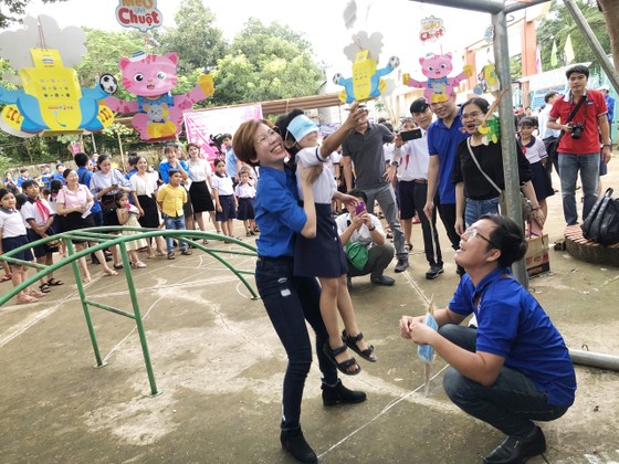 Mang 'Trăng rằm tuổi thơ' về với trẻ em vùng sâu tỉnh Đồng Nai ảnh 9