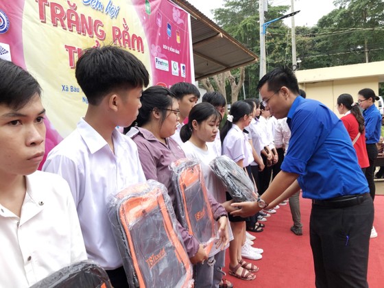 Mang 'Trăng rằm tuổi thơ' về với trẻ em vùng sâu tỉnh Đồng Nai ảnh 1