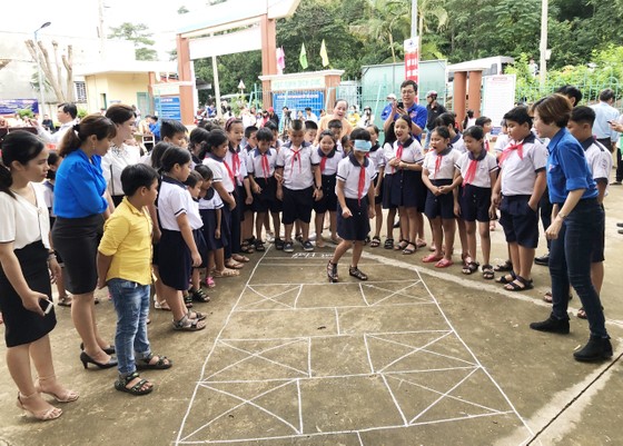 Mang 'Trăng rằm tuổi thơ' về với trẻ em vùng sâu tỉnh Đồng Nai ảnh 8