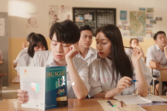 Đức Phúc bùng nổ với MV 'Người ơi người ở đừng về' ảnh 3