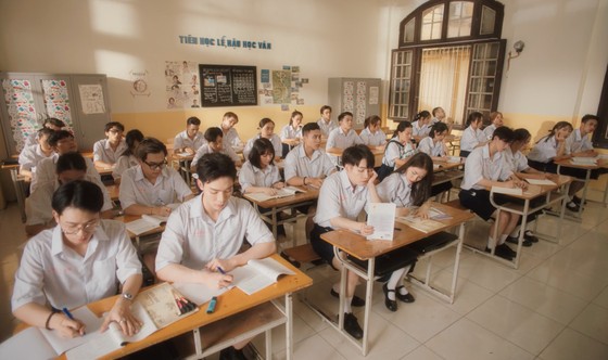 Đức Phúc bùng nổ với MV 'Người ơi người ở đừng về' ảnh 7