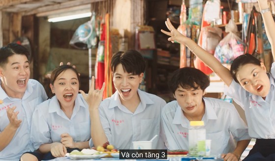 Đức Phúc bùng nổ với MV 'Người ơi người ở đừng về' ảnh 9