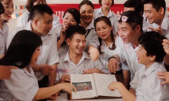 Đức Phúc bùng nổ với MV 'Người ơi người ở đừng về' ảnh 2