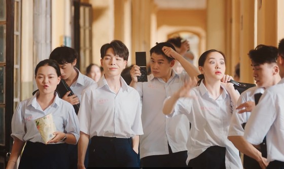 Đức Phúc bùng nổ với MV 'Người ơi người ở đừng về' ảnh 6
