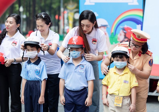 Hoa hậu Lương Thùy Linh vận động đội mũ bảo hiểm cho trẻ em ảnh 4