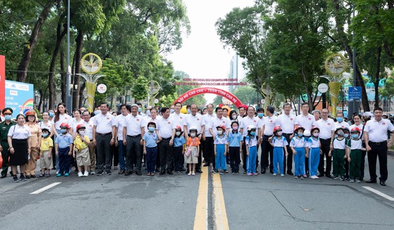 Hoa hậu Lương Thùy Linh vận động đội mũ bảo hiểm cho trẻ em ảnh 3