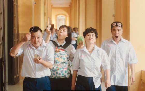 Đức Phúc bùng nổ với MV 'Người ơi người ở đừng về' ảnh 5