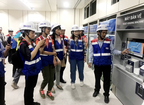Văn nghệ sĩ tiêu biểu tham quan các công trình trọng điểm của TPHCM 2020 ảnh 2
