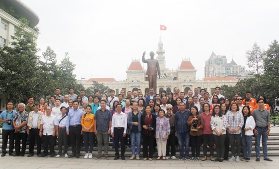 Văn nghệ sĩ tiêu biểu tham quan các công trình trọng điểm của TPHCM 2020 ảnh 1