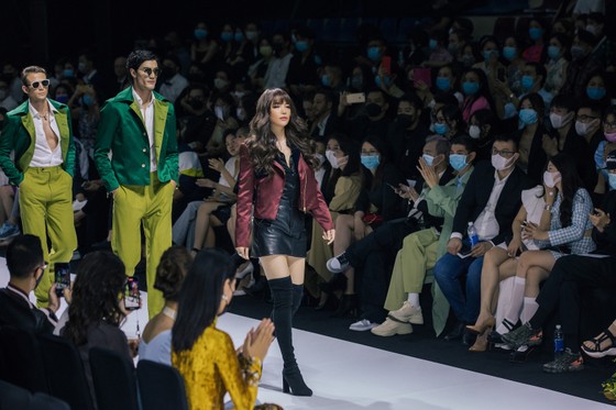 Trương Ngọc Ánh, Đức Hải trở lại sàn catwalk sau gần 10 năm ảnh 1