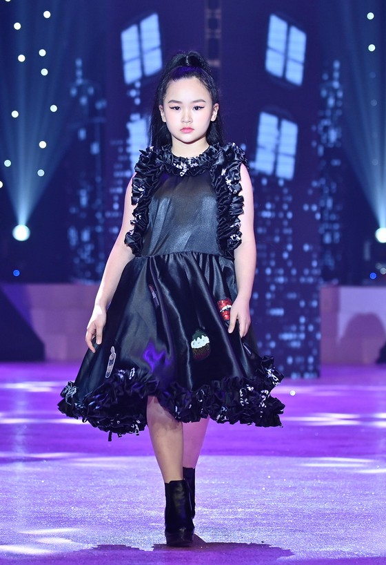 Hoa hậu Lương Thuỳ Linh, Á hậu Kiều Loan trình diễn “Búp bê show” của NTK Phương Ly ảnh 3